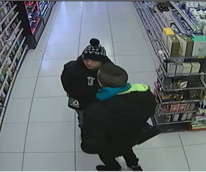 Policja poszukuje złodziei! Nagrał ich monitoring. Poznajesz ich? DZWOŃ na komendę! 