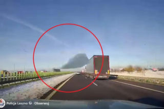 Tafla lodu runęła z ciężarówki na jadącą toyotę! Nagranie mrozi krew w żyłach