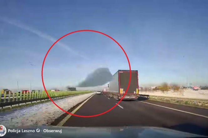 Tafla lodu runęła z ciężarówki na jadącą toyotę! Nagranie mrozi krew w żyłach