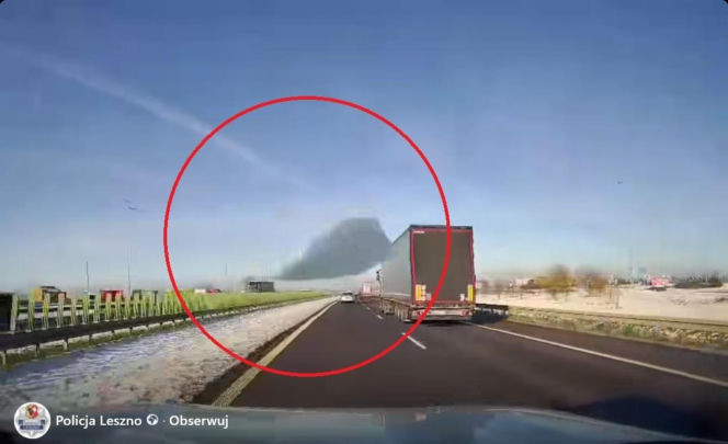 Tafla lodu runęła z ciężarówki na jadącą toyotę! Nagranie mrozi krew w żyłach