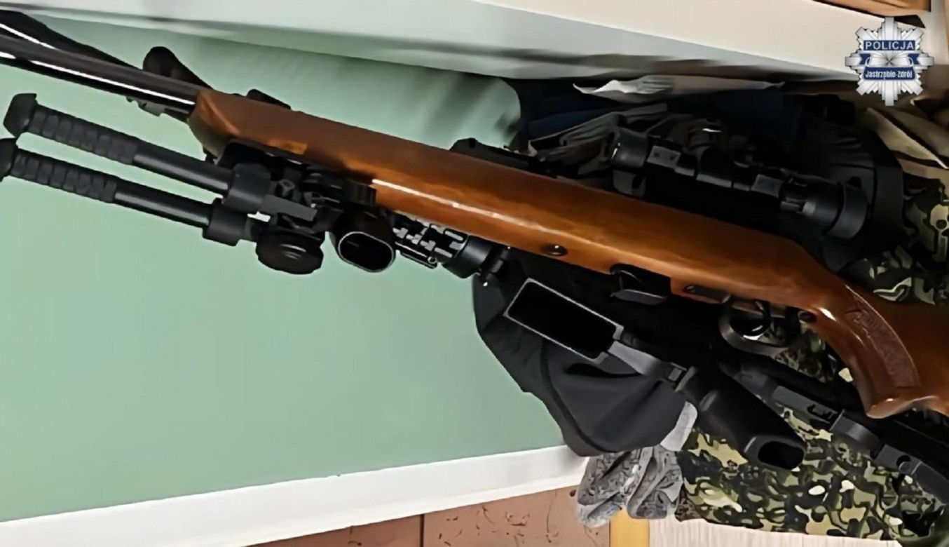 57-latek terroryzował ludzi w centrum miasta. W jego mieszkaniu znaleźli prawdziwy arsenał