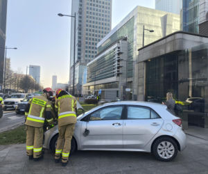 Dwa auta zderzyły się przy rondzie ONZ, jeden dachował