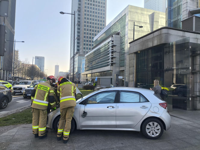 Dwa auta zderzyły się przy rondzie ONZ, jeden dachował