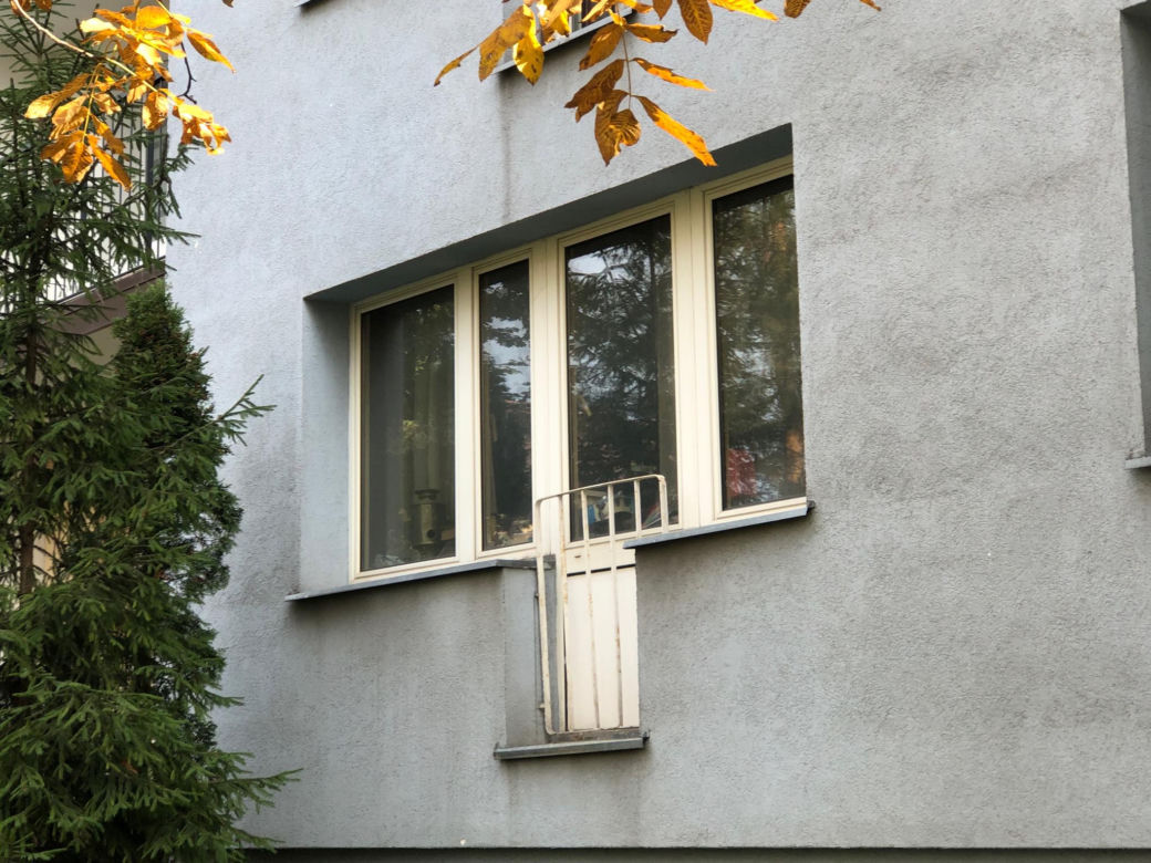 Balkon uciążliwych lokatorów 