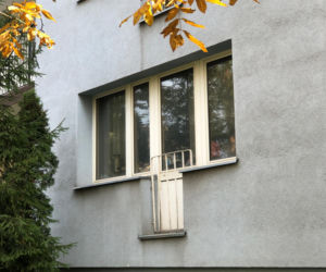 Balkon uciążliwych lokatorów 