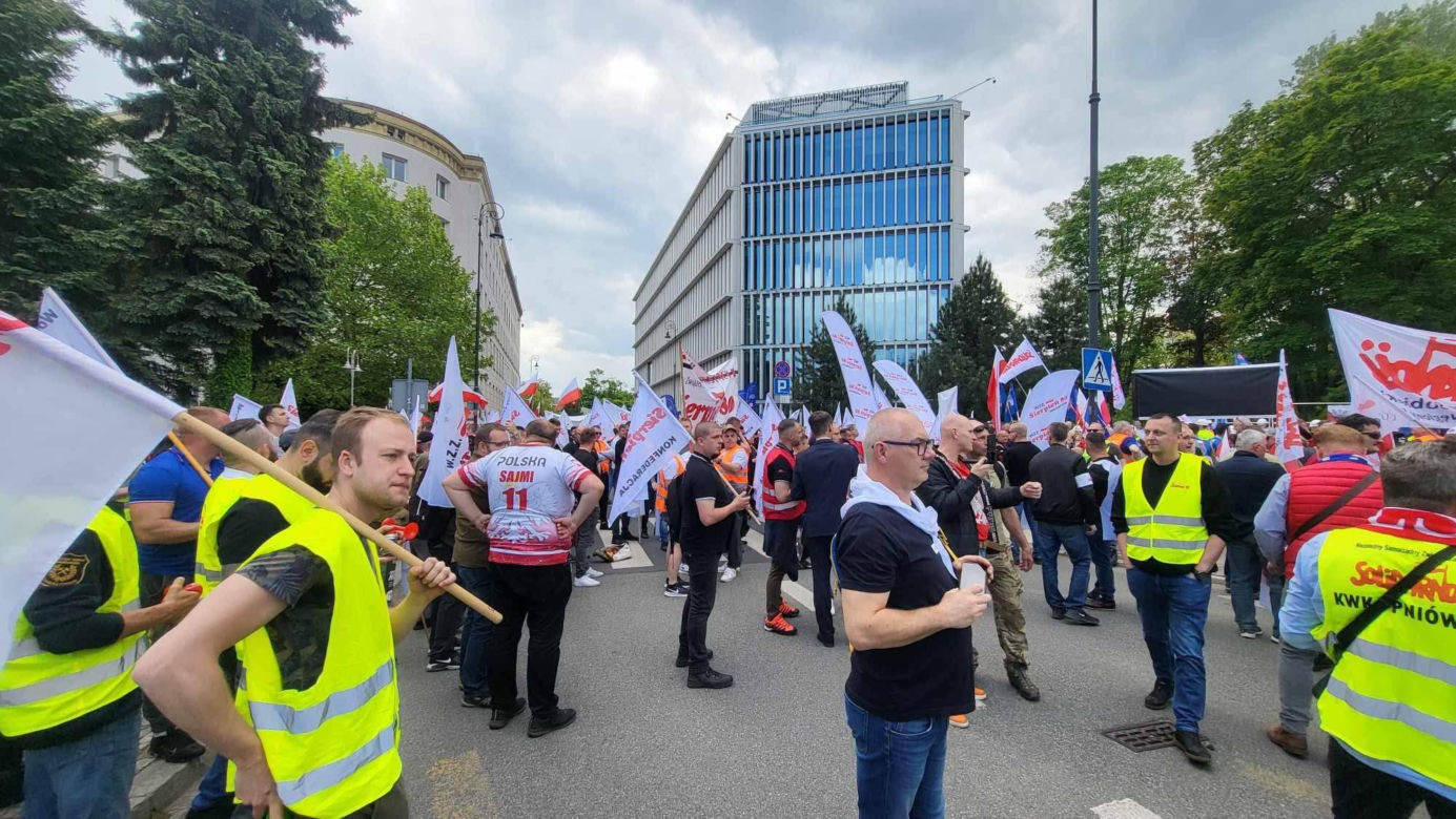 Protest hutników w Warszawie. Idą od Sejmu do Kancelarii Premiera