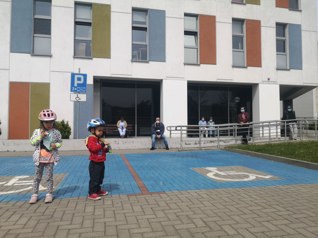Koncert na parkingu Szpitala Dziecięcego w Olsztynie
