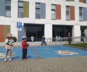 Koncert na parkingu Szpitala Dziecięcego w Olsztynie