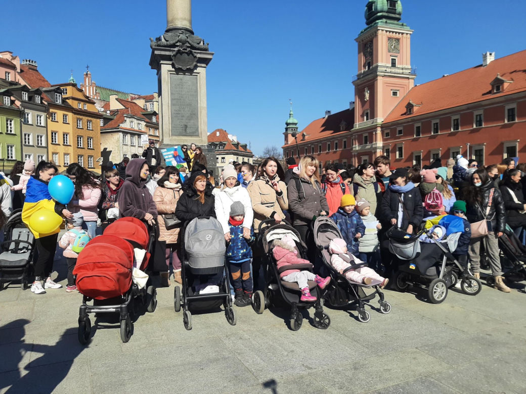 "Świecie, pomóż naszym dzieciom". Protest matek z Ukrainy przeszedł przez Warszawę