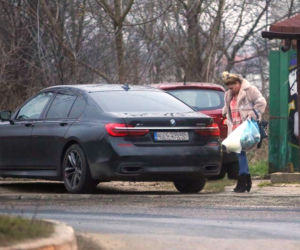 Beata Kozidrak pakuje zakupy do BMW serii 7