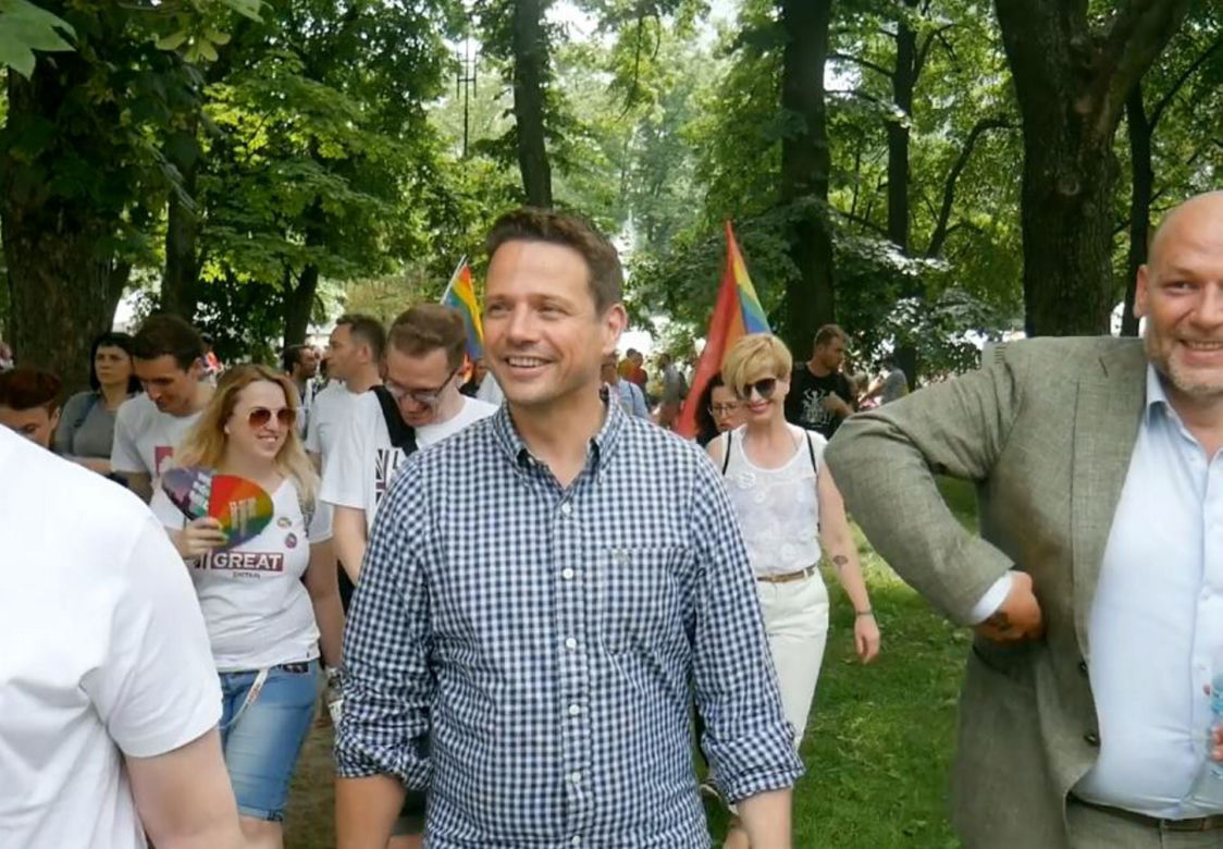 Rafał Trzaskowski w 2019 roku na Pradzie miał na sobie koszulę w drobną niebieską kratkę 