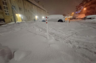 Auta stoją w zaspach. Bardzo trudne warunki w województwie warmińsko-mazurskim