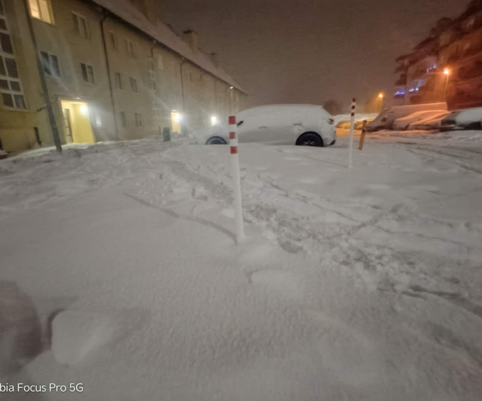 Auta stoją w zaspach. Bardzo trudne warunki w województwie warmińsko-mazurskim