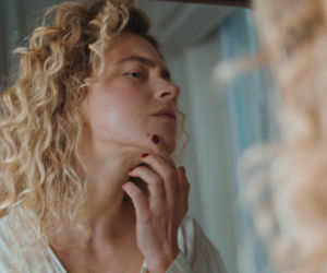 Pryszcz wciąż wraca w to samo miejsce? Twoja skóra próbuje ci coś powiedzieć