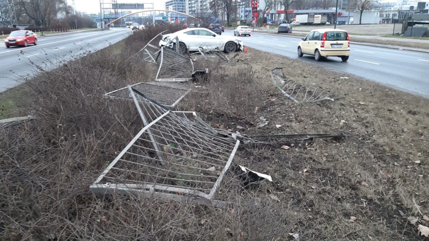 Rozbił sportowe auto i dał nogę. Policja szuka właściciela drogiego auta