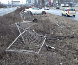 Rozbił sportowe auto i dał nogę. Policja szuka właściciela drogiego auta