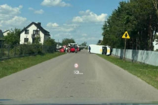 Zderzenie busa z samochodem osobowym w Ługach Wielkich