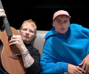 Ed Sheeran ogolił głowę. Jakiś czas temu nagrał utwór z Łatwogangiem