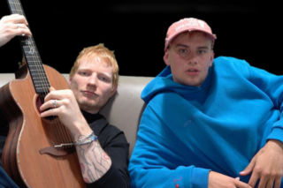 Ed Sheeran zgolił włosy. Internauci przypominają wokaliście znajomość z Łatwogangiem