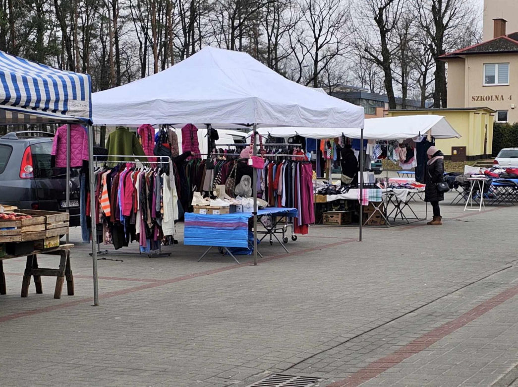 Pustki na targowisku w Nowej Dębie