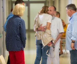 Na Wspólnej odc. 3121. Monika (Sylwia Gliwa), Damian (Waldemar Błaszczyk), Maria (Bożena Dykiel), Włodek Zięba (Mieczysław Hryniewicz)
