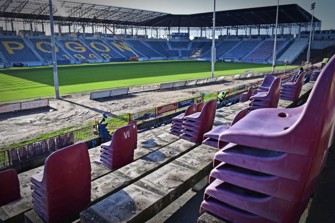 Demontaż krzesełek z północnej trybuny Stadionu Miejskiego w Szczecinie