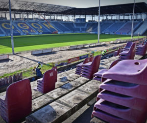 Demontaż krzesełek z północnej trybuny Stadionu Miejskiego w Szczecinie