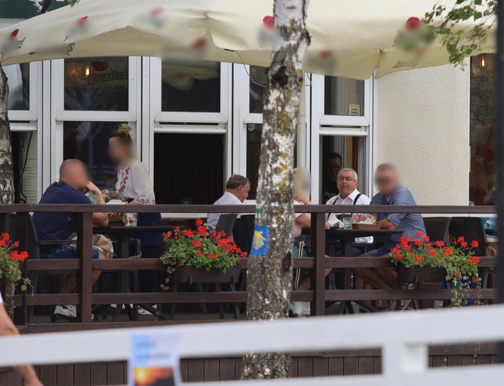 Minister Adamczyk podpisał umowę i poszedł na rybkę