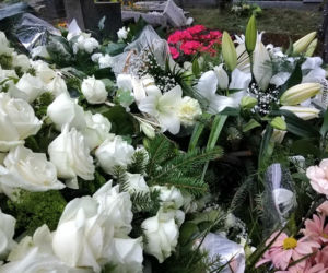 Tragedia w Salisbury. Zamordowane kobiety pochowane w Tarnowie. Grobu nie widać spod kwiatów