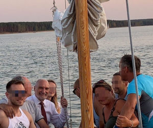W krawacie na żagle