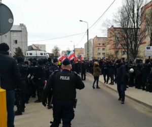 Hajnówka. IV Marsz Pamięci Żołnierzy Wyklętych. Policja interweniowała wobec 76 osób, które siedziały na jezdni