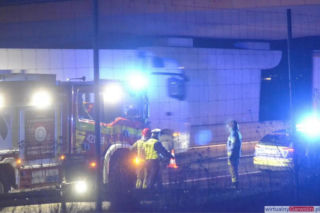 Spadł z wiaduktu prosto na S17 i pod samochód! Tragedia pod Garwolinem
