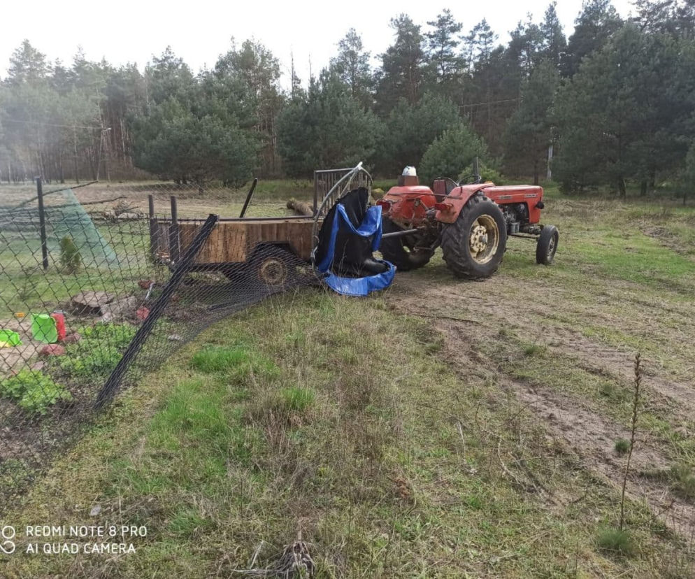 Iłów. Włączył silnik, ale nie zdążył wsiąść. Przejechał go ciągnik!