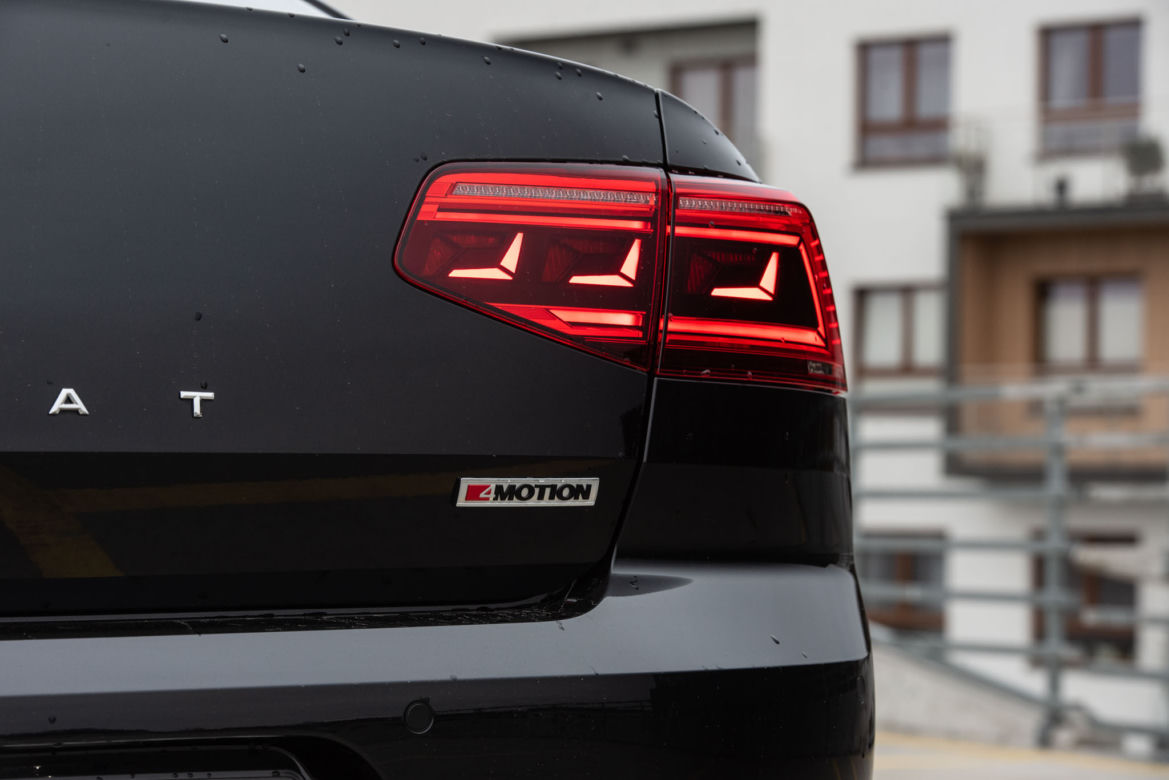 Volkswagen Passat Elegance vs Skoda Superb Sportline