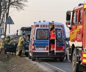 Huk w spokojnej wsi. Doszło do wypadku, jedna osoba w szpitalu