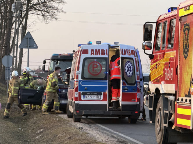 Huk w spokojnej wsi. Doszło do wypadku, jedna osoba w szpitalu