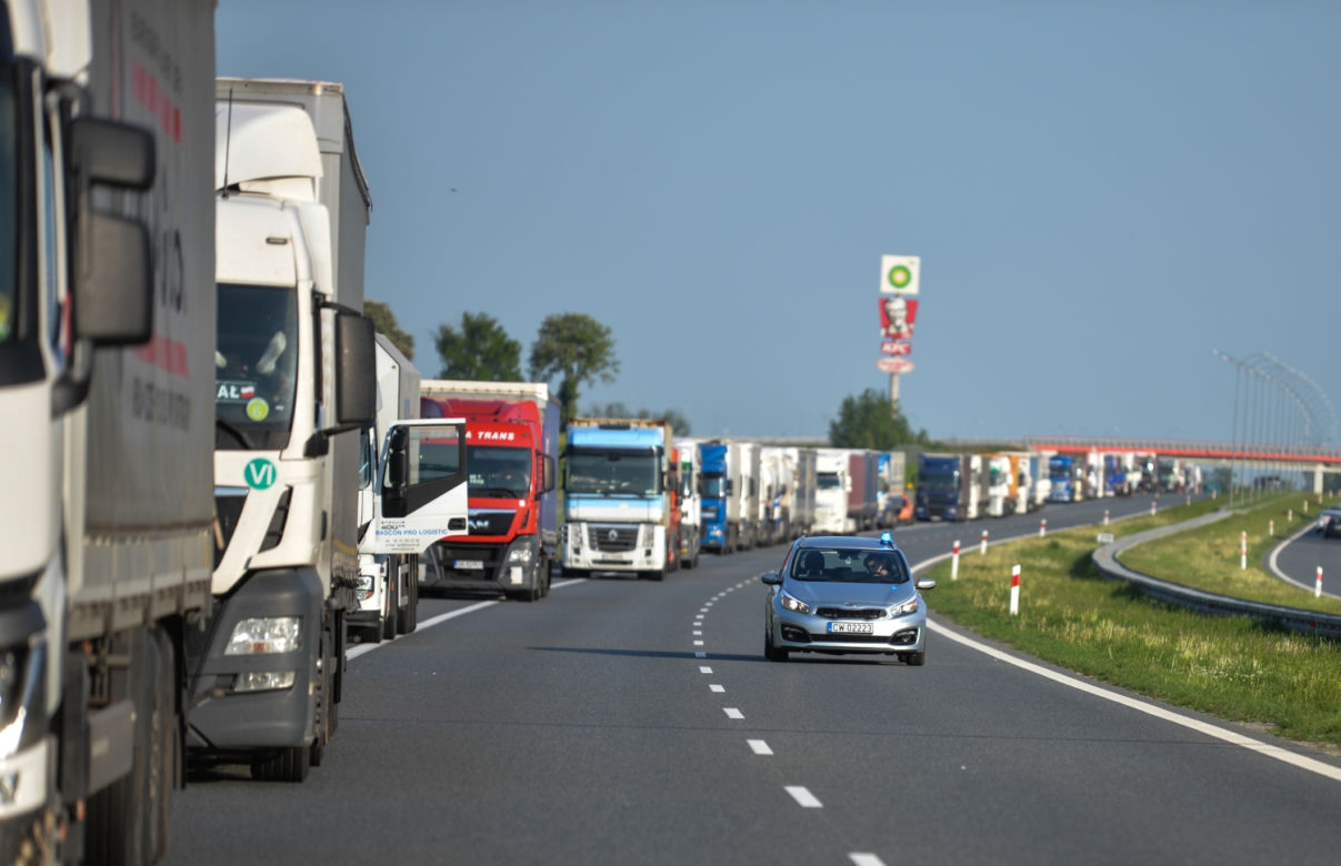 BMW wjechało pod ciężarówkę