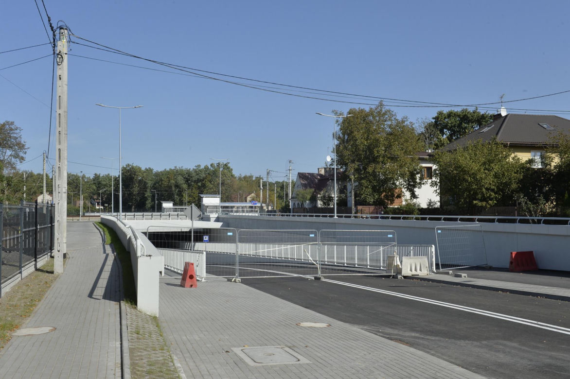 Mieli otwierać tunel w Sulejówku, wyszła klapa. Drogowcy będą musieli zrywać nowy asfalt	