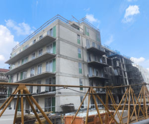 Tak wygląda plac budowy po gigantycznym pożarze w Warszawie. Mieszkańcy w szoku: „szkoda tych ludzi”