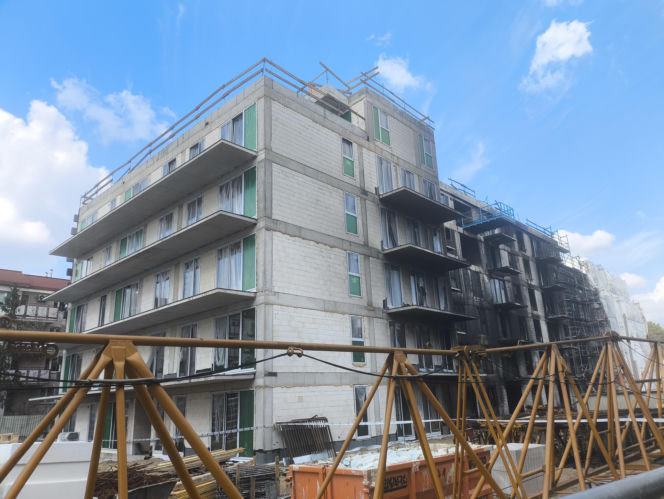 Tak wygląda plac budowy po gigantycznym pożarze w Warszawie. Mieszkańcy w szoku: „szkoda tych ludzi”