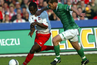 Emmanuel Olisadebe wraca do gry?! Legendarny piłkarz zasilił klub A-Klasy