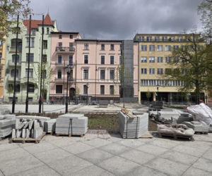 Nowe oblicze placu Wolności. Kwiaciarnie już zamontowane, koniec prac coraz bliżej