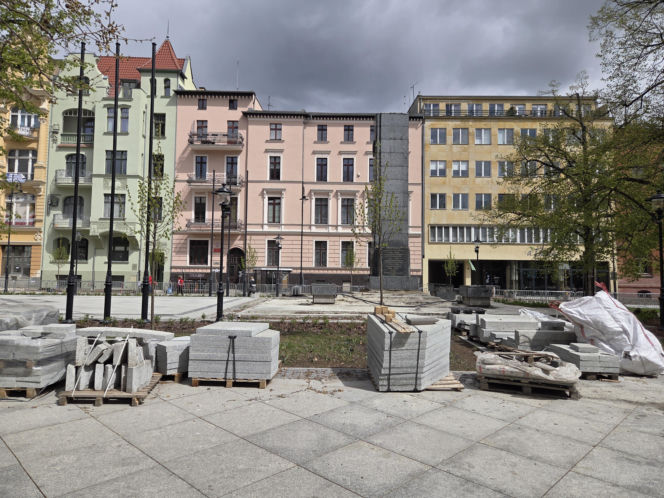 Nowe oblicze placu Wolności. Kwiaciarnie już zamontowane, koniec prac coraz bliżej