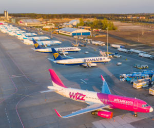 Samoloty nie latają, ale lotnisko Katowice Airport cały czas pracuje. Sznur uziemionych maszyn na płycie lotniska robi wrażenie. Zobaczcie [ZDJĘCIA]