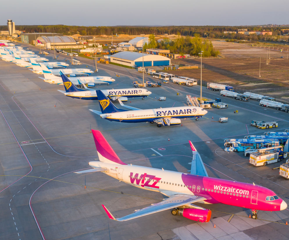 Samoloty nie latają, ale lotnisko Katowice Airport cały czas pracuje. Sznur uziemionych maszyn na płycie lotniska robi wrażenie. Zobaczcie [ZDJĘCIA]