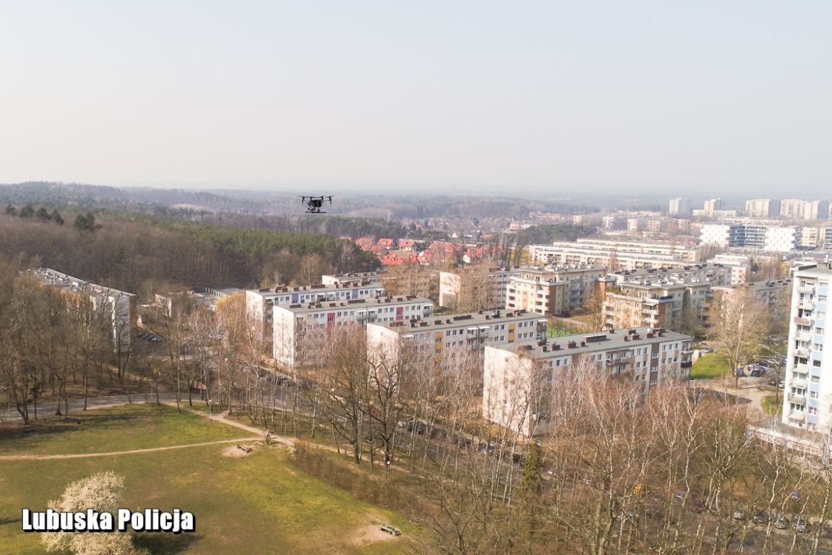 Policjanci kontrolują zielonogórzan z drona