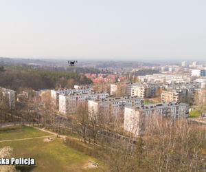Policjanci kontrolują zielonogórzan z drona