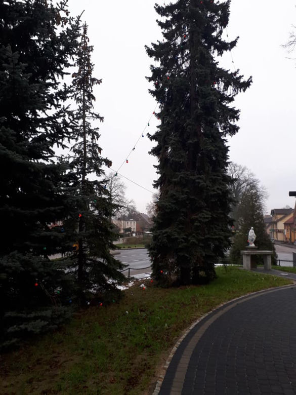 Włamali się do auta księdza i zrobili coś OBLEŚNEGO. Ucierpiała też figurka Matki Boskiej 