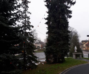 Włamali się do auta księdza i zrobili coś OBLEŚNEGO. Ucierpiała też figurka Matki Boskiej 