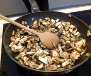 Świeże, leśne grzyby do grzybowego risotto